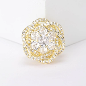 Bague fleur dorée élégante avec centre en zircon et pétales sertis de diamants