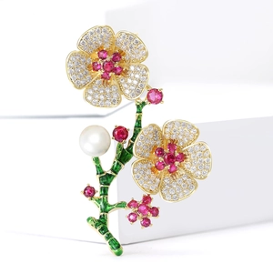 Luxuriöse Pflaumenblüten-Brosche mit weißen Zirkon-Blütenblättern, Rubinen und weißer Perle