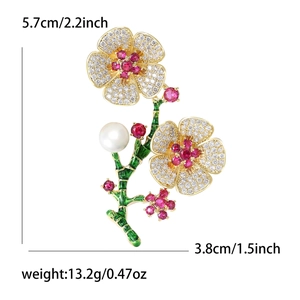 Luxuriöse Pflaumenblüten-Brosche mit Zirkonia-Kristallen, Emaille und weißer Perle