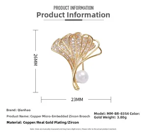 Detail der Ginkgoblatt-Brosche in Gold mit Zirkonia-Besatz und weißer Perle