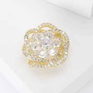 Détail macro d'une bague fleur plaquée or de luxe avec micro-pavage de zircon multicouche
