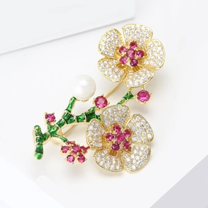 Luxuriöse Pflaumenblüten-Brosche mit Mikro-Zirkonia und roten Rubinakzenten in Goldoptik