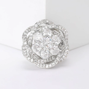 Détail macro d'une broche fleur en zircon de haute qualité avec finition argentée