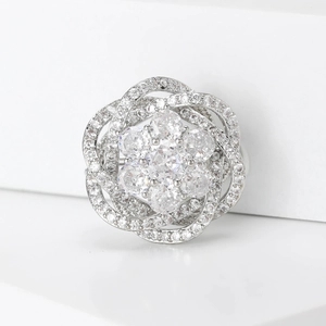 Broche fleur argentée élégante avec cristaux de zircon et design de pétales raffiné