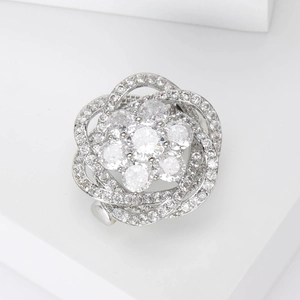 Bague fleur élégante en argent avec zircons et design floral sur support blanc épuré