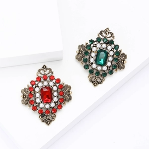 Broches baroques vintage en alliage avec cristal rectangulaire et perles en rouge et vert
