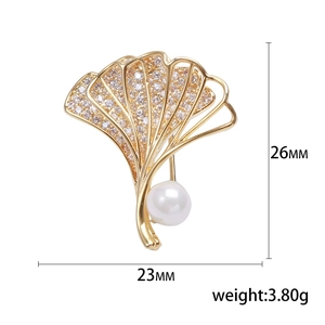 Eleganter Ginkgoblatt-Anstecker in Gold mit Zirkon-Pavé und Perle, 23 mm x 26 mm groß