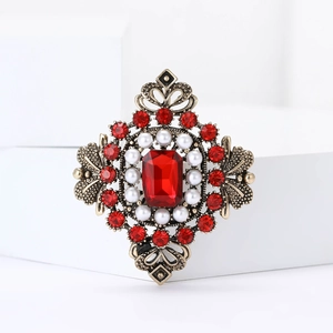 Broche baroque vintage avec rubis et perles sur métal bronzé de style de cour