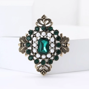 Broche baroque vintage avec cristaux émeraude, perles et ferronnerie dorée à l'ancienne