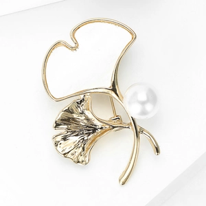Spilla elegante a foglia di ginkgo oro e bianca con perla per cappotti e abiti formali