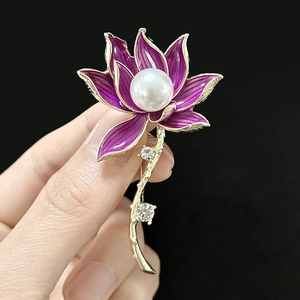 Detail der lila Lotus-Brosche mit großer Perle und funkelnden Kristallakzenten