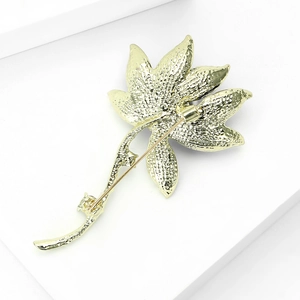 Eleganter goldener Lotus-Anstecknadel mit feiner Prägestruktur und sicherem Verschluss