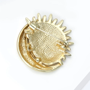 Vue arrière détaillée de la broche soleil et lune dorée avec texture mate et fermoir