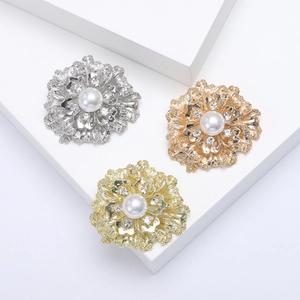 Vintage Elegant Alloy Flower Brooch Pin With Large Faux Artificial Pearl Rhinestone Inlaid Brushed Texture Floral Jewelry For Women