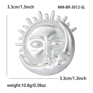 Vue détaillée de la broche soleil et lune en argent mat avec marquages de 3,3 cm