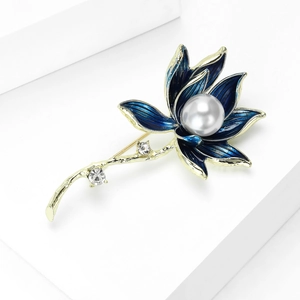 Detailansicht der Emaille-Lotus-Brosche mit blauen Blättern und einer großen weißen Perle