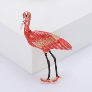 Broche grue en émail rouge élégante avec détails dorés dans un design minimaliste