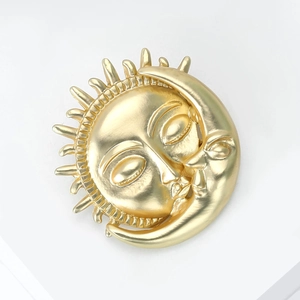 Broche soleil et lune en or mat avec motif de relief céleste au design vintage