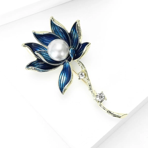 Detailansicht der blauen Emaille-Lotos-Brosche mit weißer Perle und goldenem Stiel