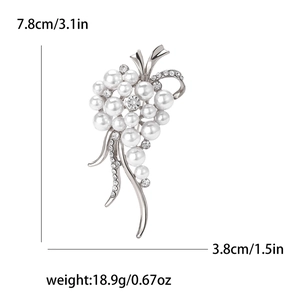 Vue détaillée de la broche raisin en perles et strass avec dimensions 7,8 cm sur 3,8 cm