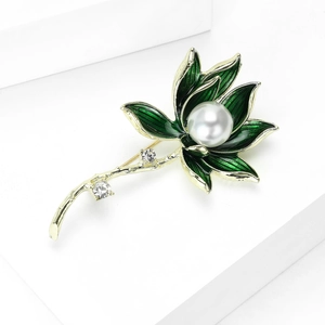 Detailansicht einer Lotus-Brosche mit grüner Emaille und einer großen weißen Perle in der Mitte