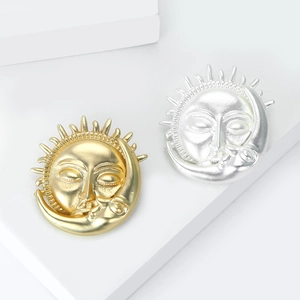 Gros plan détaillé de broches soleil et lune mates en finitions or et argent