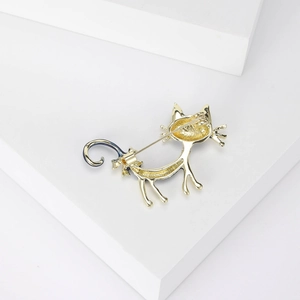 Détails du dos d'une broche chat dorée avec fermoir de sécurité et épingle en métal