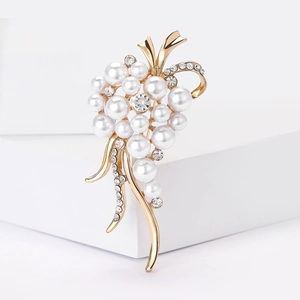Élégante broche en forme de raisin avec perles blanches et feuilles en cristal brillant
