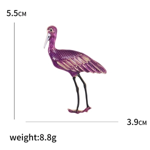 Broche grue en émail rouge-violet avec détails dorés et dimensions de 5,5x3,9 cm