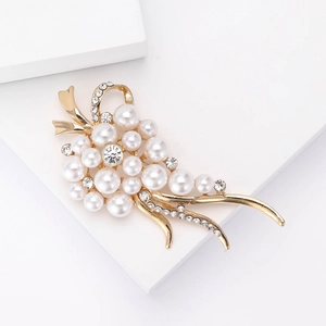 Broche élégante en forme de grappe dorée ornée de perles blanches et de strass brillants