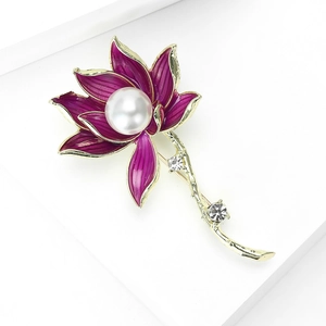 Detail der eleganten violetten Emaille-Lotusbrosche mit großer weißer Perle und Gold