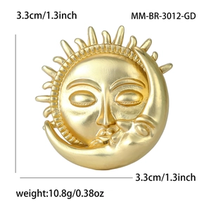Broche soleil et lune en or mat avec un design céleste au style vintage chic