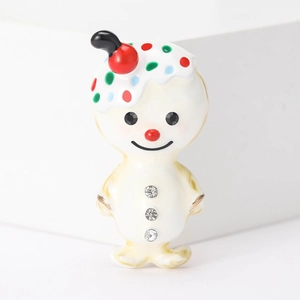 Détail d'une broche bonhomme de neige en émail avec chapeau coloré et strass brillants
