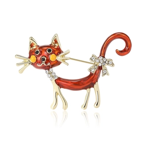 Détail d'une mignonne broche chat en émail rouge ornée de strass brillants et dorés