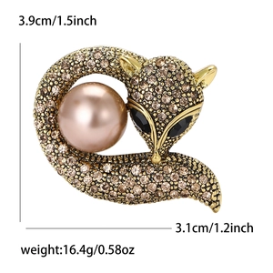 Vue détaillée des dimensions de la broche renard doré avec strass et perle rose