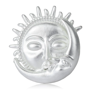Broche en argent mat avec visages du soleil et de la lune et rayons célestes sur fond blanc