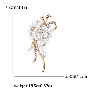 Broche raisin dorée élégante avec perles blanches et cristaux, 7,8cm sur 3,8cm