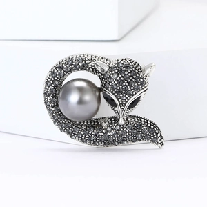 Détails de la broche renard avec strass gris foncé et perle synthétique centrale