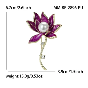 Eleganter Lotusblumen-Brosche aus lila Emaille mit weißer Perle und Goldbasis