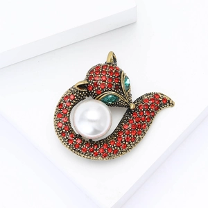 Broche renard exquise en or antique avec strass rouges et détail de perle blanche