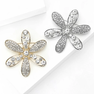Broches fleur élégantes en or et argent ornées de cristaux strass scintillants