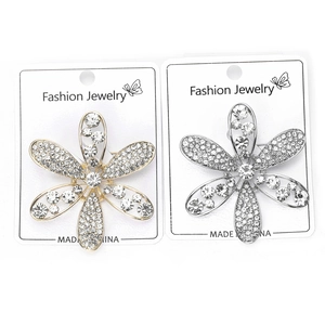 Gros plan de broches à fleurs élégantes avec cristaux étincelants en or et en argent