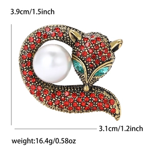 Broche renard élégante avec cristaux rouges et détail grande perle sur blanc