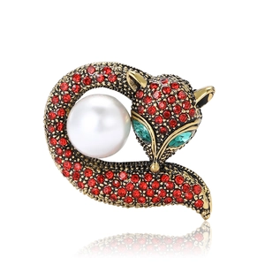 Charmante broche renard avec strass rouges et perle blanche sur alliage doré vieilli