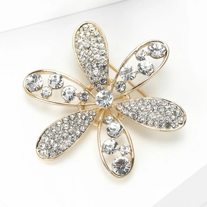 Vue détaillée d'une broche fleur dorée ornée de strass en cristal étincelants et pétales