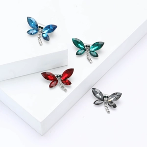 Exquise Broche Libellule en Alliage de Strass Élégant Corsage d'Insecte en Cristal pour Femmes Costume Manteau Accessoires Bijoux de Mode Épingle