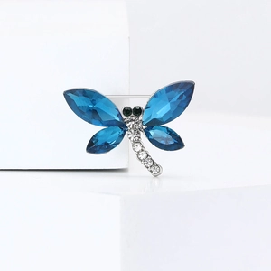 Élégante broche libellule argentée avec pierres précieuses bleu foncé et cristaux brillants