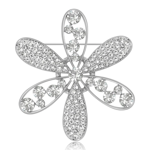 Élégante broche fleur argentée avec strass scintillants sur fond blanc pur