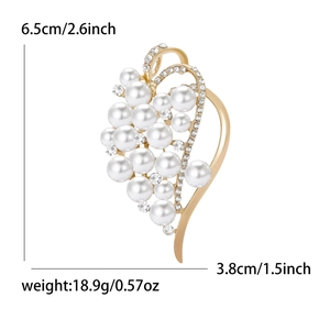 Elegant gold heart brooch with pearls and crystals measuring 6.5cm by 3.8cm