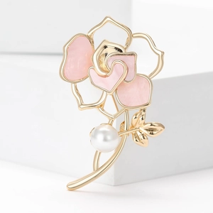 Élégante broche camélia dorée avec pétales en résine rose et perle blanche raffinée